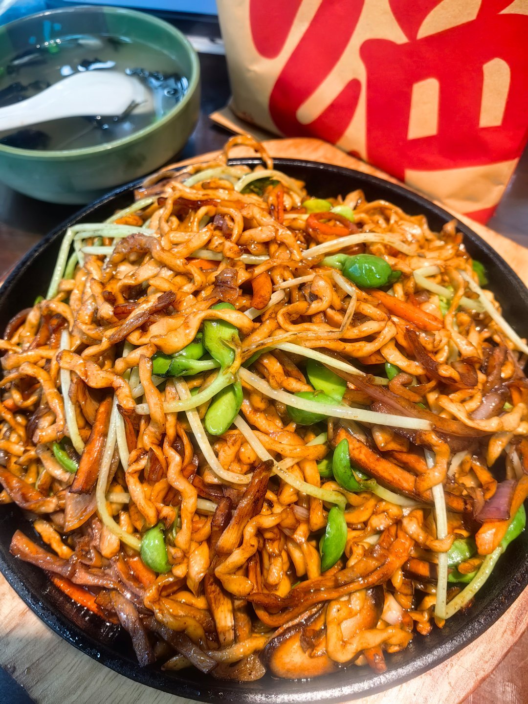 *在路上*两次接近徽州古城而不入，这次如愿了，可是就是“古城”啊...笋干炒面+