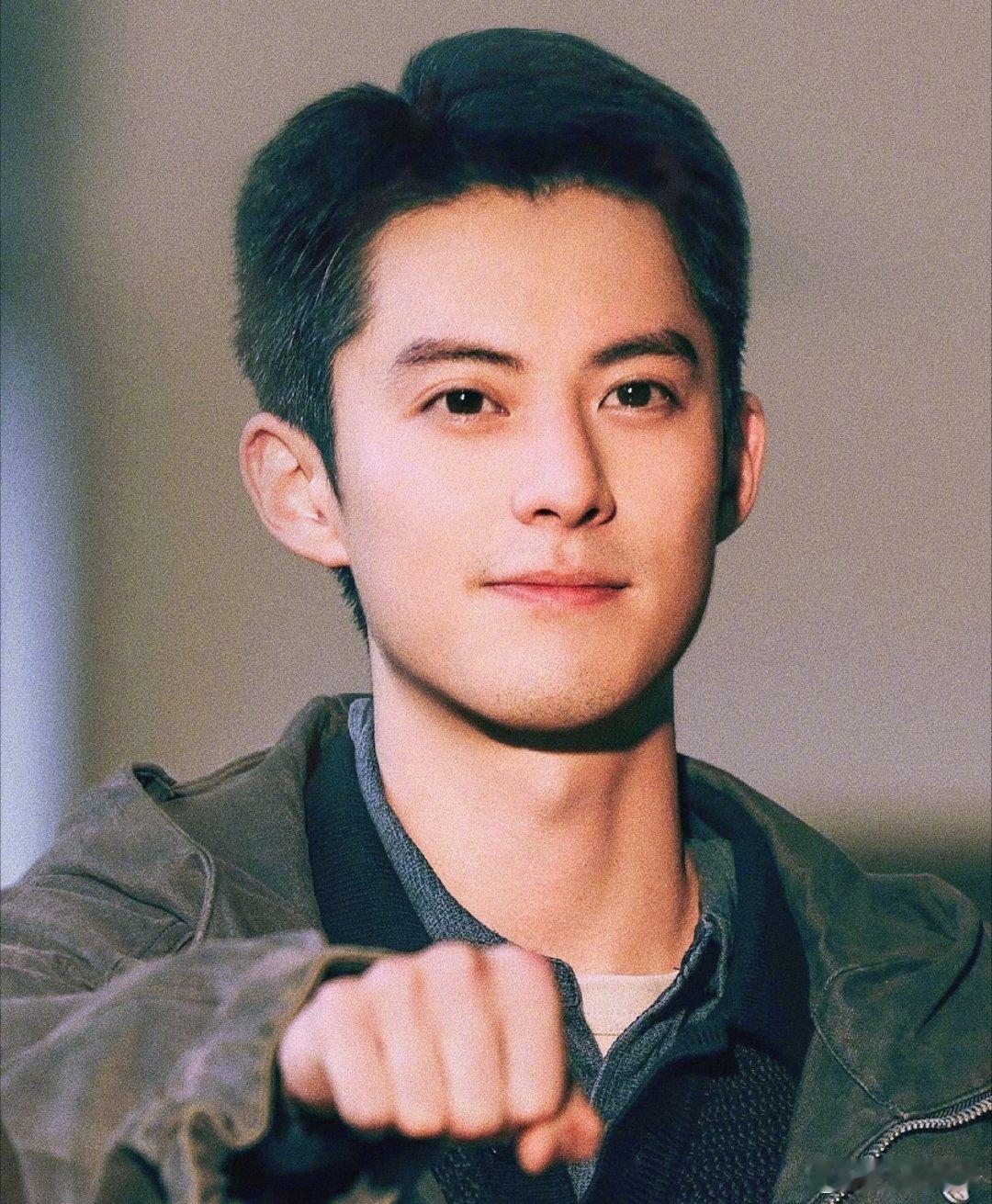 黑夜告白今天中午播了，有看了的宝子们告诉我好看吗？很喜欢王鹤棣这个寸头造型，警校