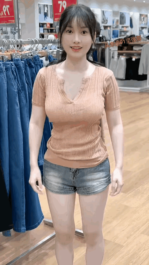 摆个地摊真不容易呀，每天帅哥美女喊的我口干舌燥的，
