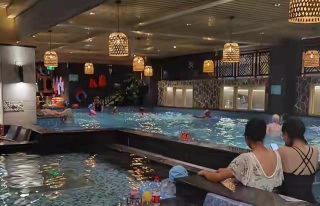 昨天刷到一个视频，一个德国小哥拖着行李箱直奔沈阳洗浴中心，故宫都没去。

202