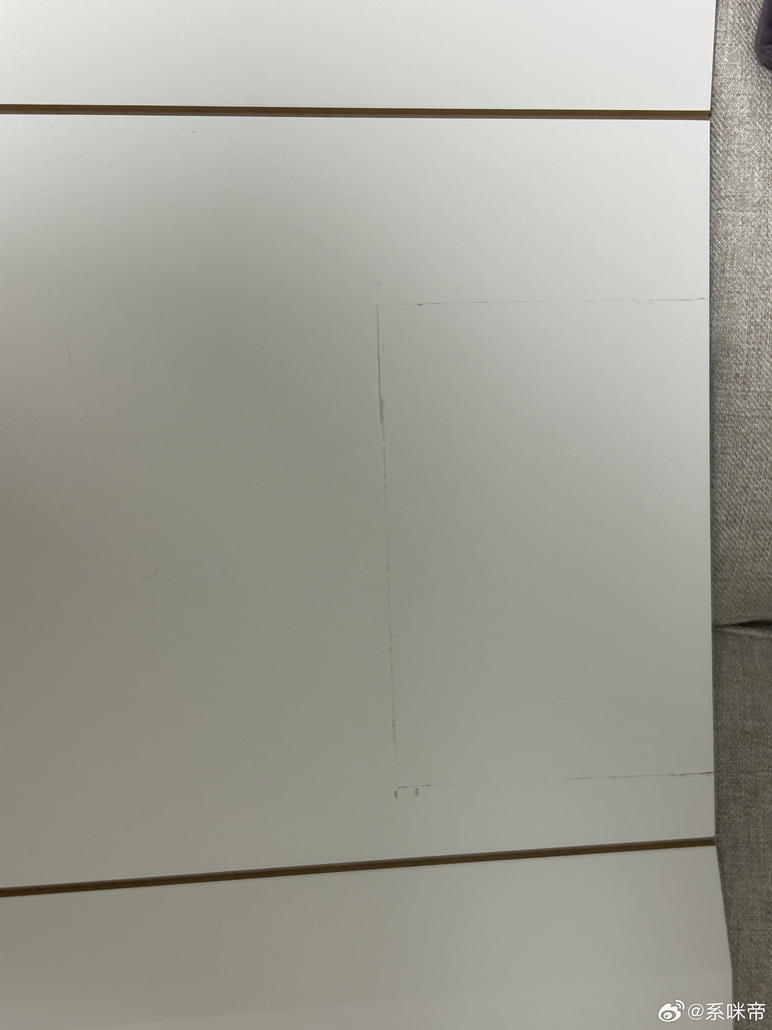 我打算把这个柜门背板处挖个洞出来，这样就可以把那些线插线板，网线，插座漏出啦，把