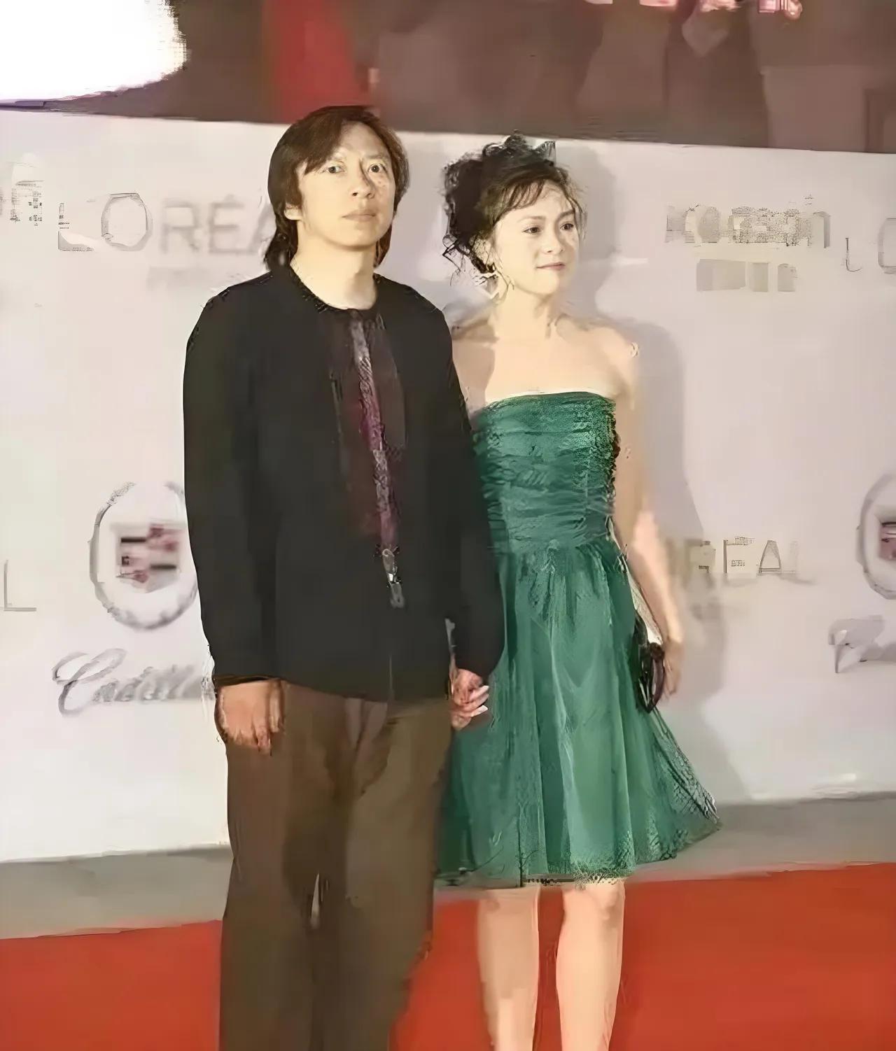 这位富帅不是说终生不结婚吗？怎么就牵手这位女士了？这位女士 她是谁？她好有能耐，