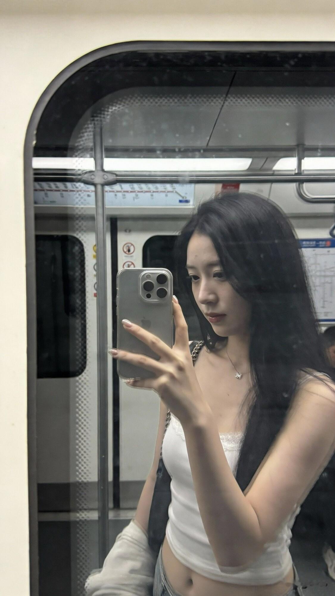 在地铁站的日常自拍，清新自然，元气满满！📸💄👗