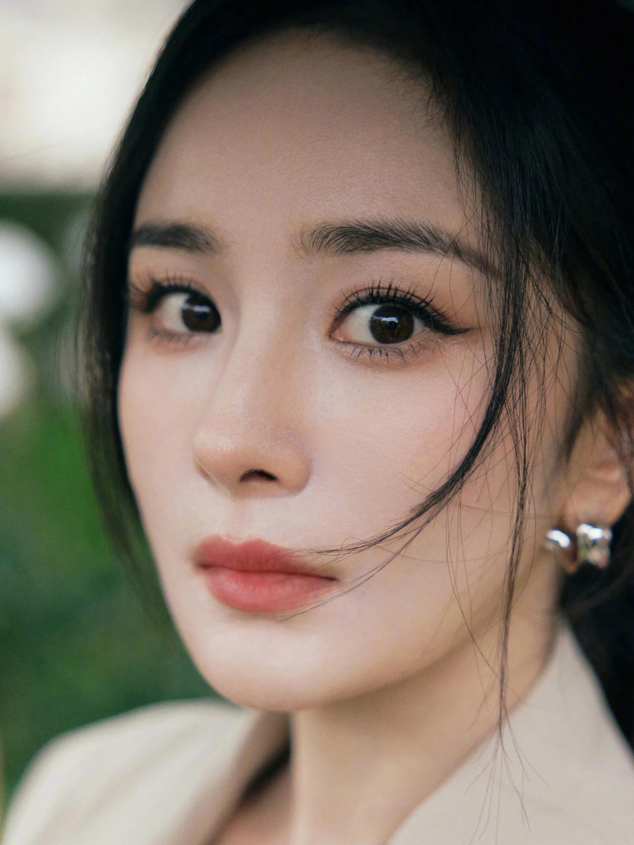 杨幂这组外景照片太好看了，怼脸拍一样精致好看，选拍也很高挑，气质不减。#杨幂绝美