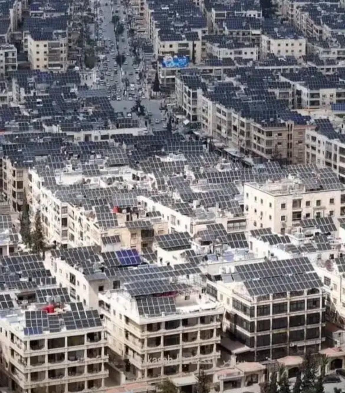 叙利亚电视台在社交媒体上发了一段视频，讲的是叙利亚阿勒颇的楼顶几乎都装着光伏发电