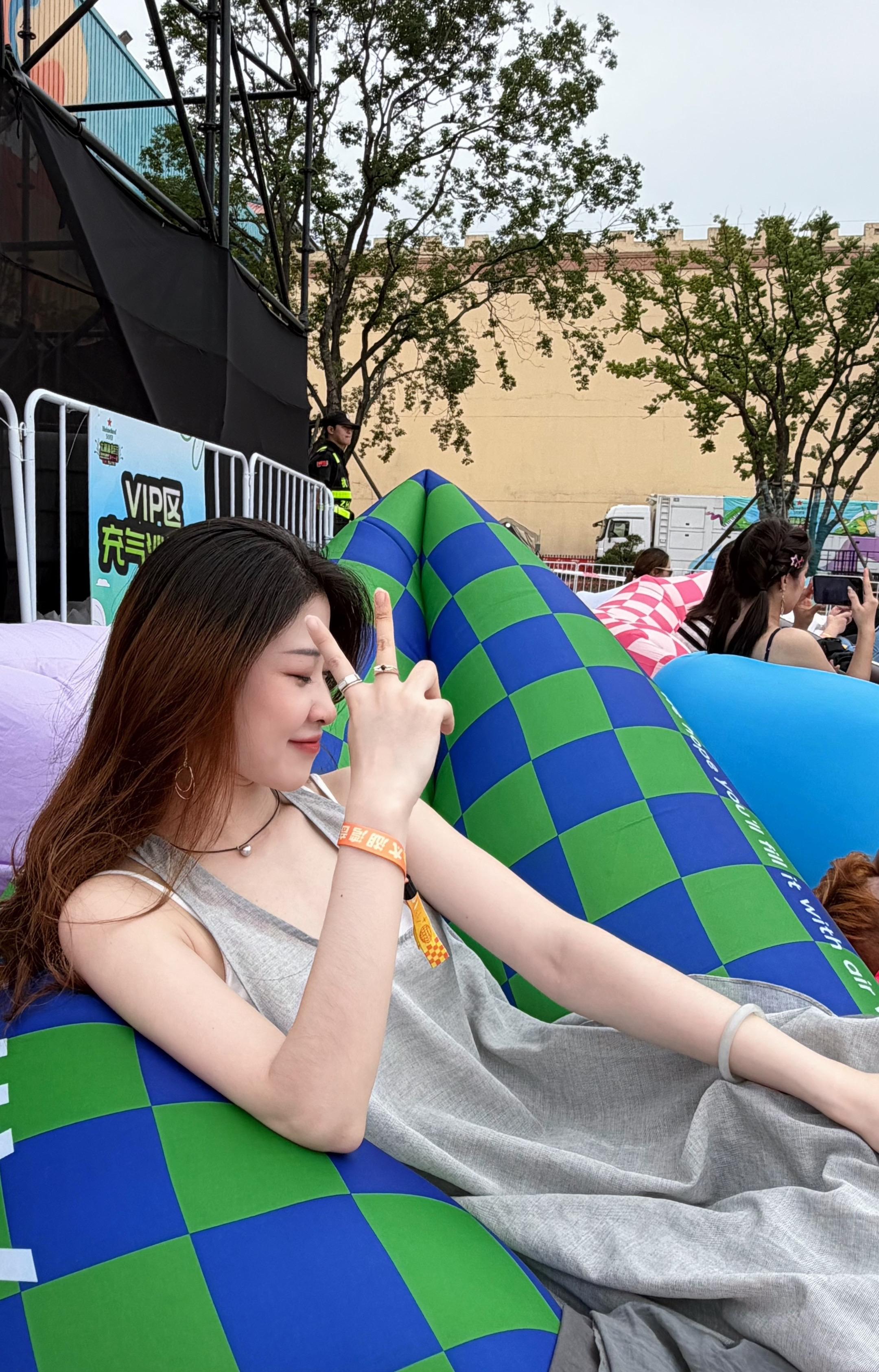 来见想见的人。八点多到门口排队排到外围了，是被热情铺满的一天呀！