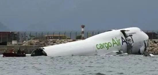 【官方回应香港飞机坠海】10月20日凌晨，香港国际机场发生事故，一架由阿联酋迪拜