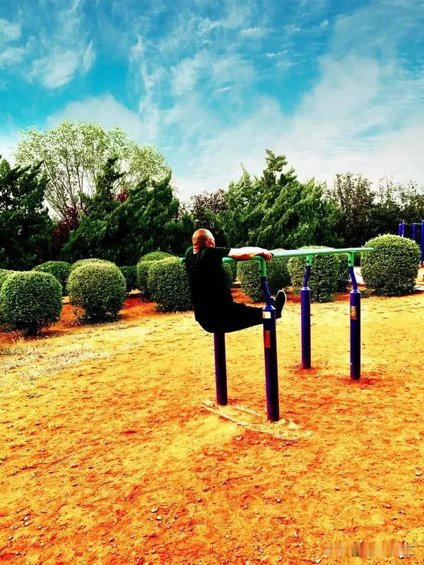 打乒乓球，技术和长期训练都重要，但我觉得长期训练更关键。
就说我自己，一开始我觉