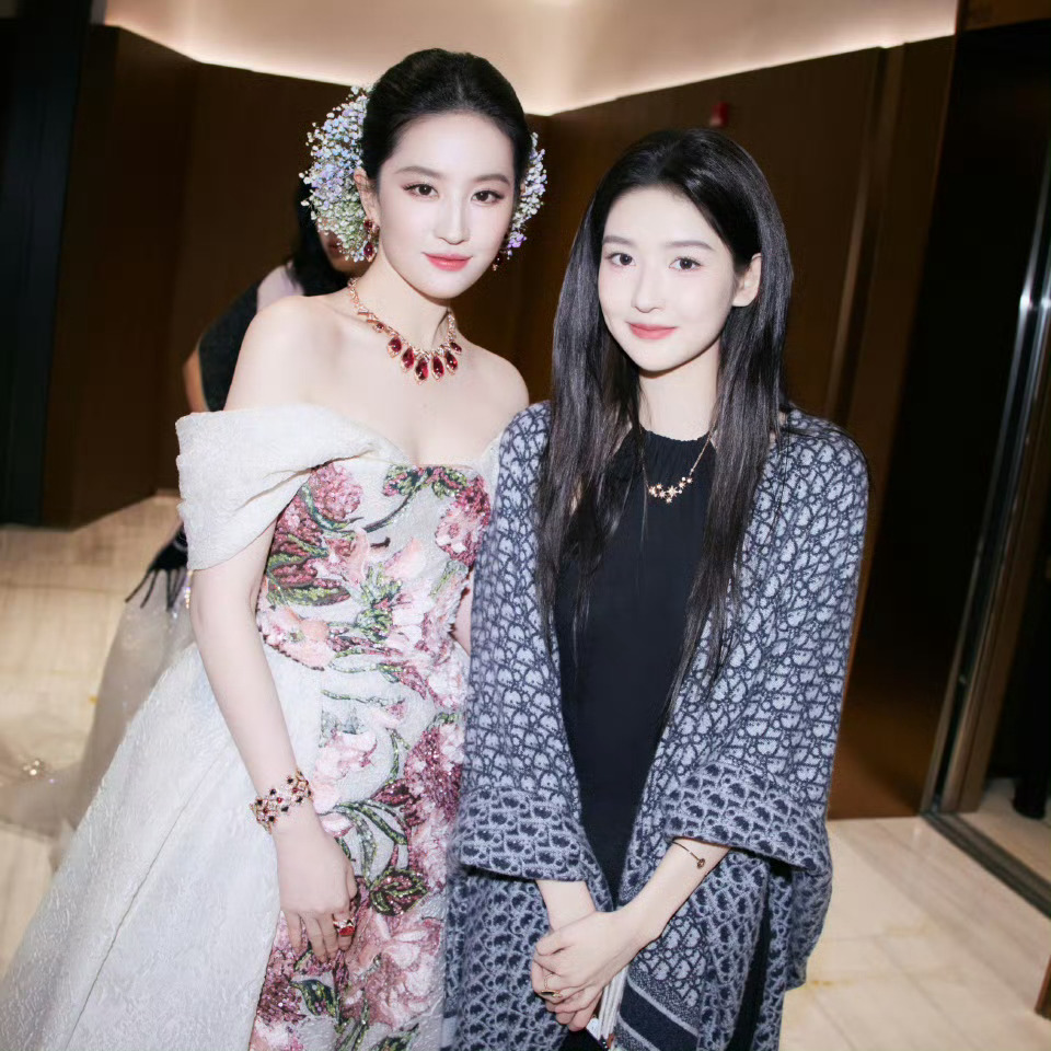 王玉雯 想和刘亦菲官宣了 王玉雯：合照啦！她还搂我[拜托]谁不想和刘亦菲这样合照