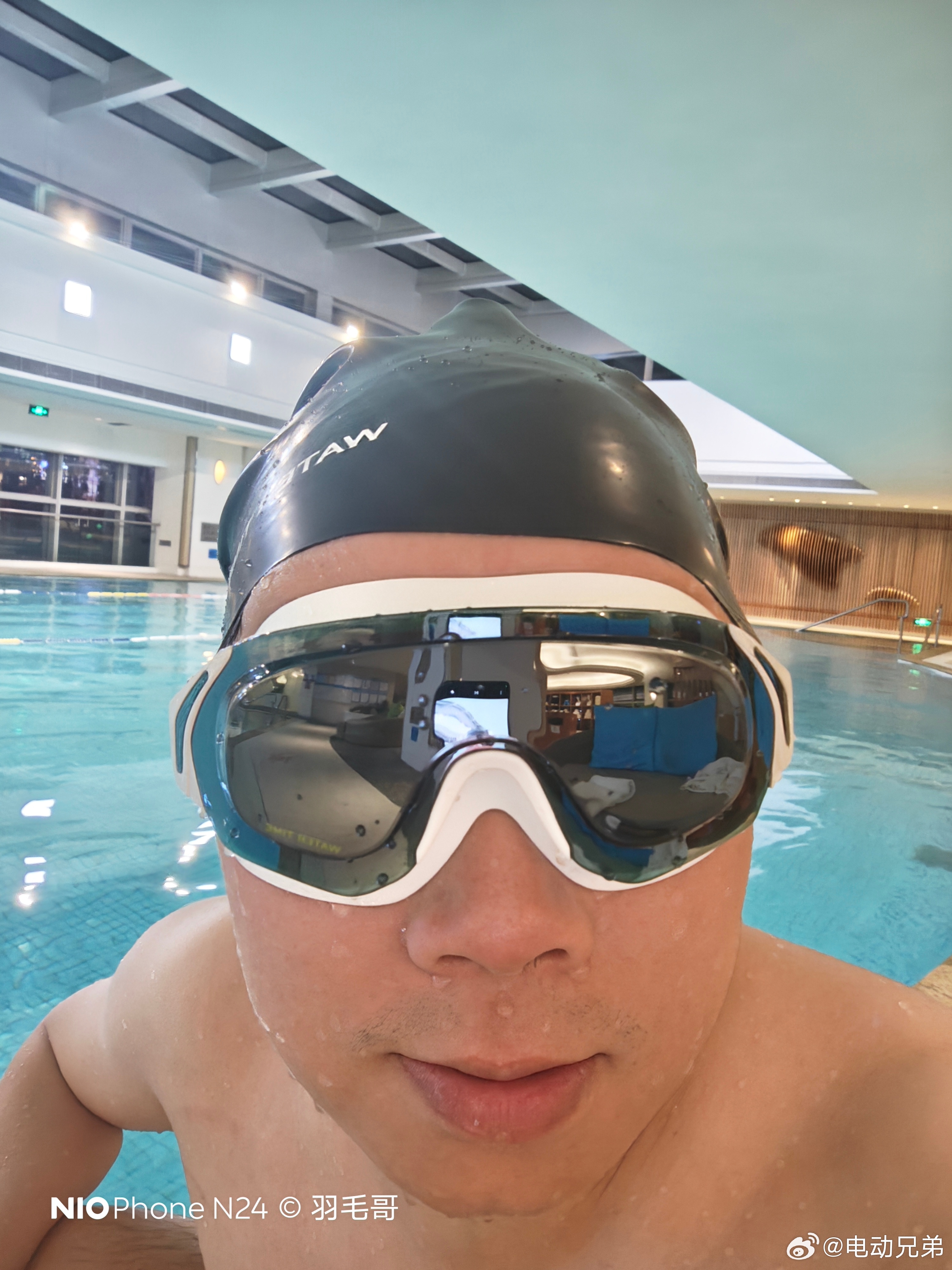 赶着泳池打烊之前游个泳，一顿操作猛如虎，一看只游了350米。。。。。体能还有但人