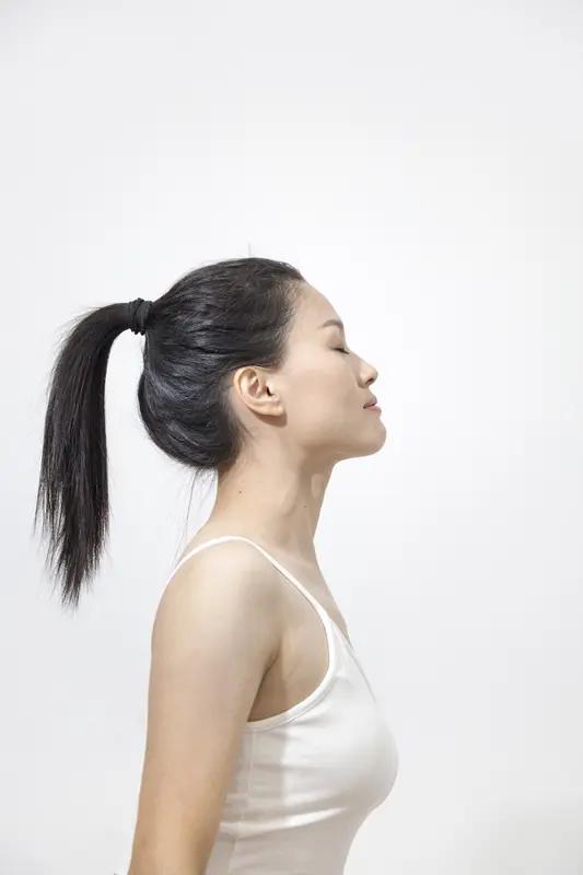 除了表情，姿态也至关重要。站立时要挺直脊背，双肩放松，不要弯腰驼背，这不仅能让你