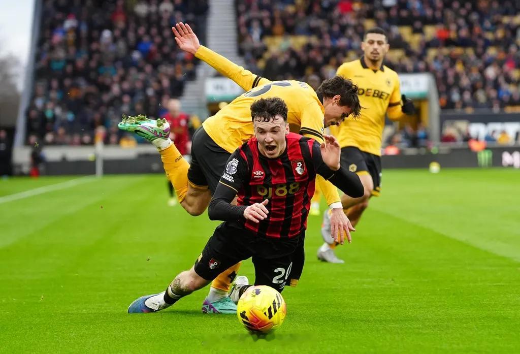 亚历克斯-希门尼斯代表伯恩茅斯首发出战了对维拉的比赛，并且上场86分钟，而这也激