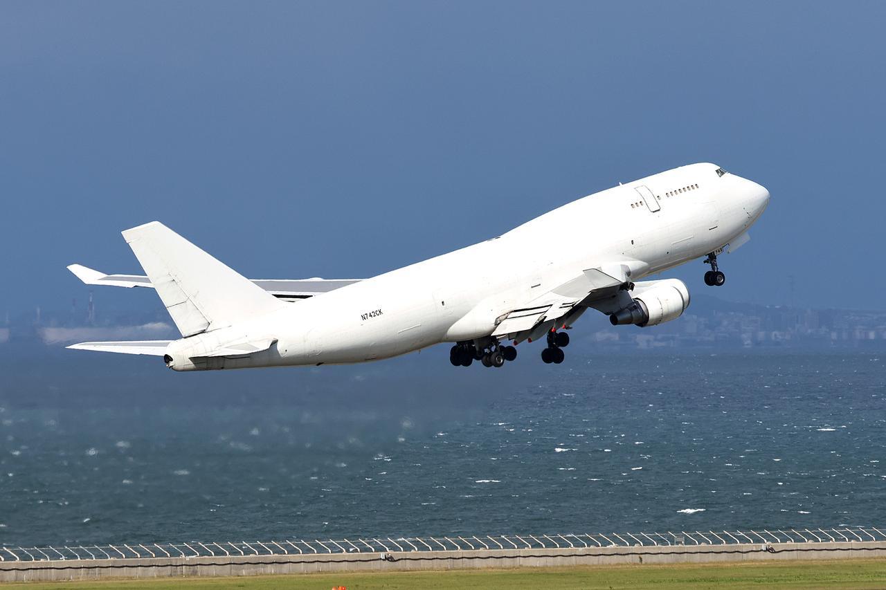 纯白色的飞机你见过吗？10月28日，一架纯白色的波音747货机从日本中部国际机场