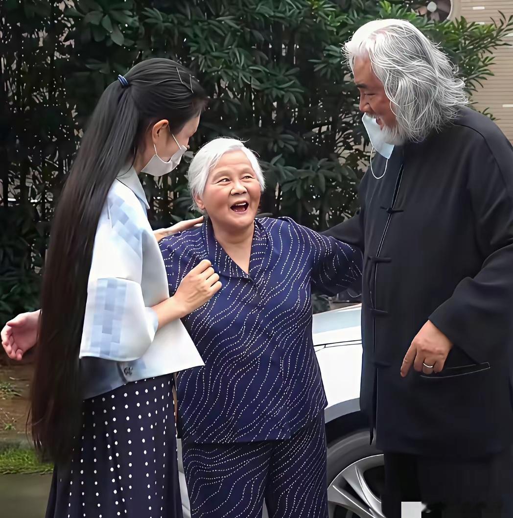 隔着屏幕我都替张纪中尴尬在网上刷到，老张带着老婆杜星霖去敬老院看望老人，不去不要