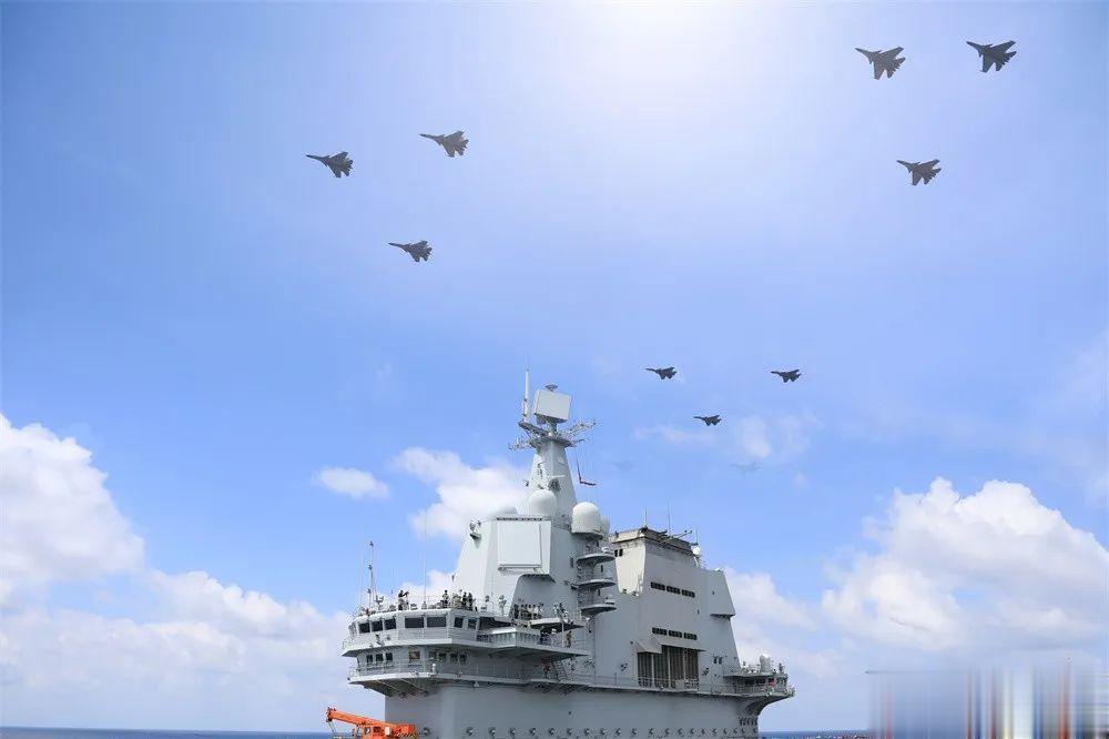 盛夏时节，低调的“山东舰”航母编队在某海域开展实战化训练，全面检验部队整体作战能