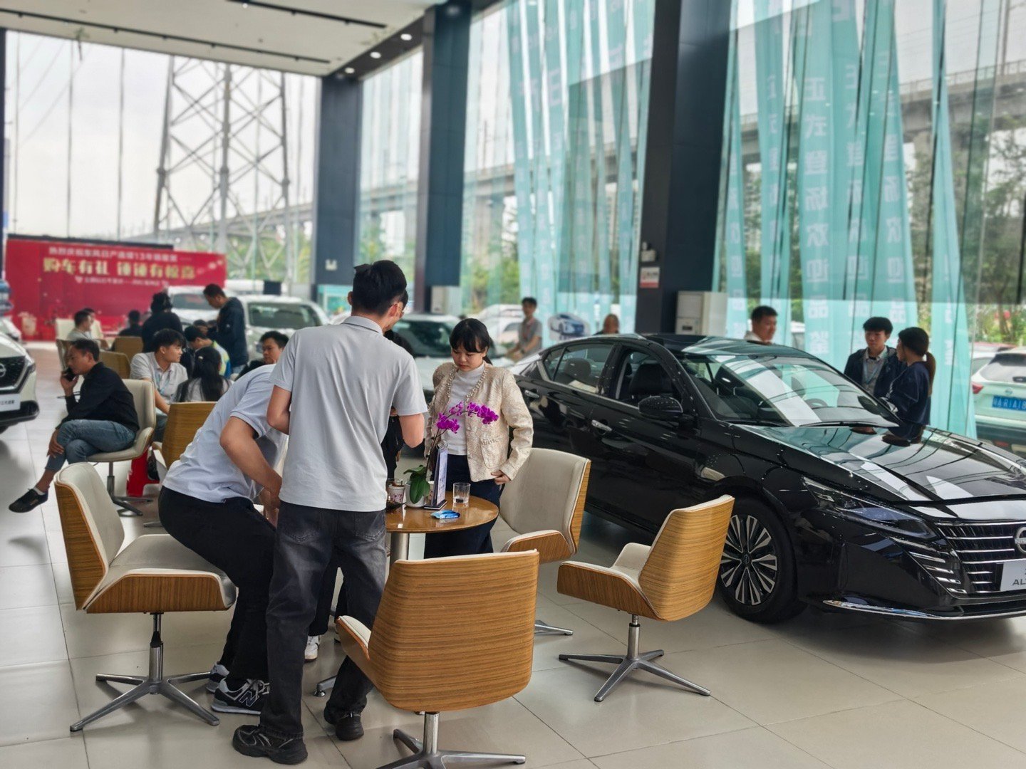 00后买油车是情怀还是清醒作为一名00后女生，我是觉得选车这件事就不是靠什么情怀