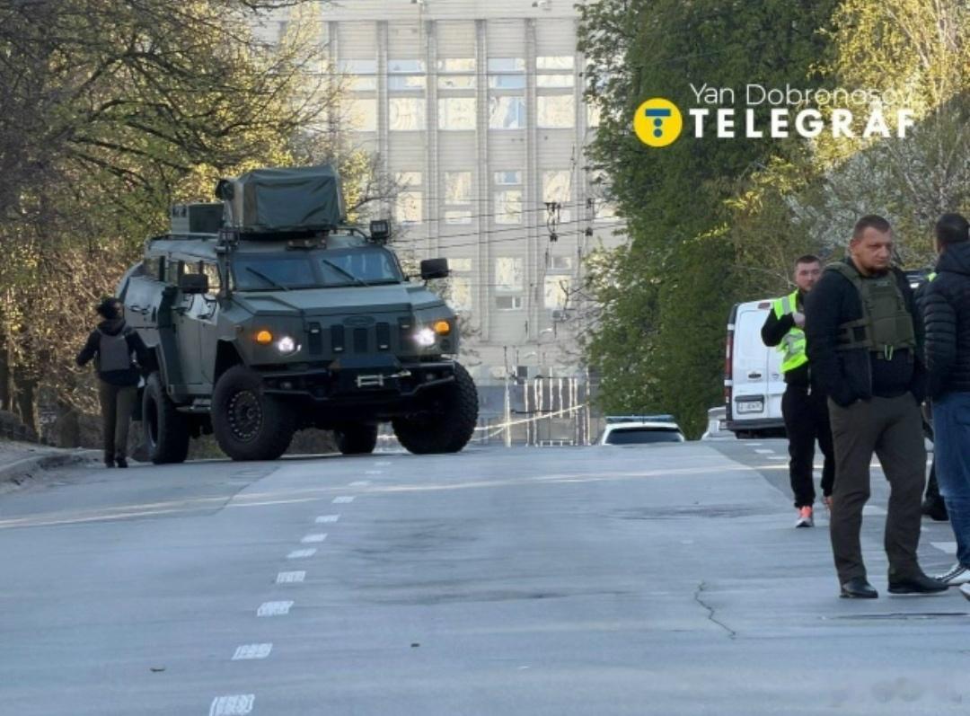 基辅枪击案的枪手已被击毙。枪击事件已造成五人死亡，死者中有一名超市员工。四名人质