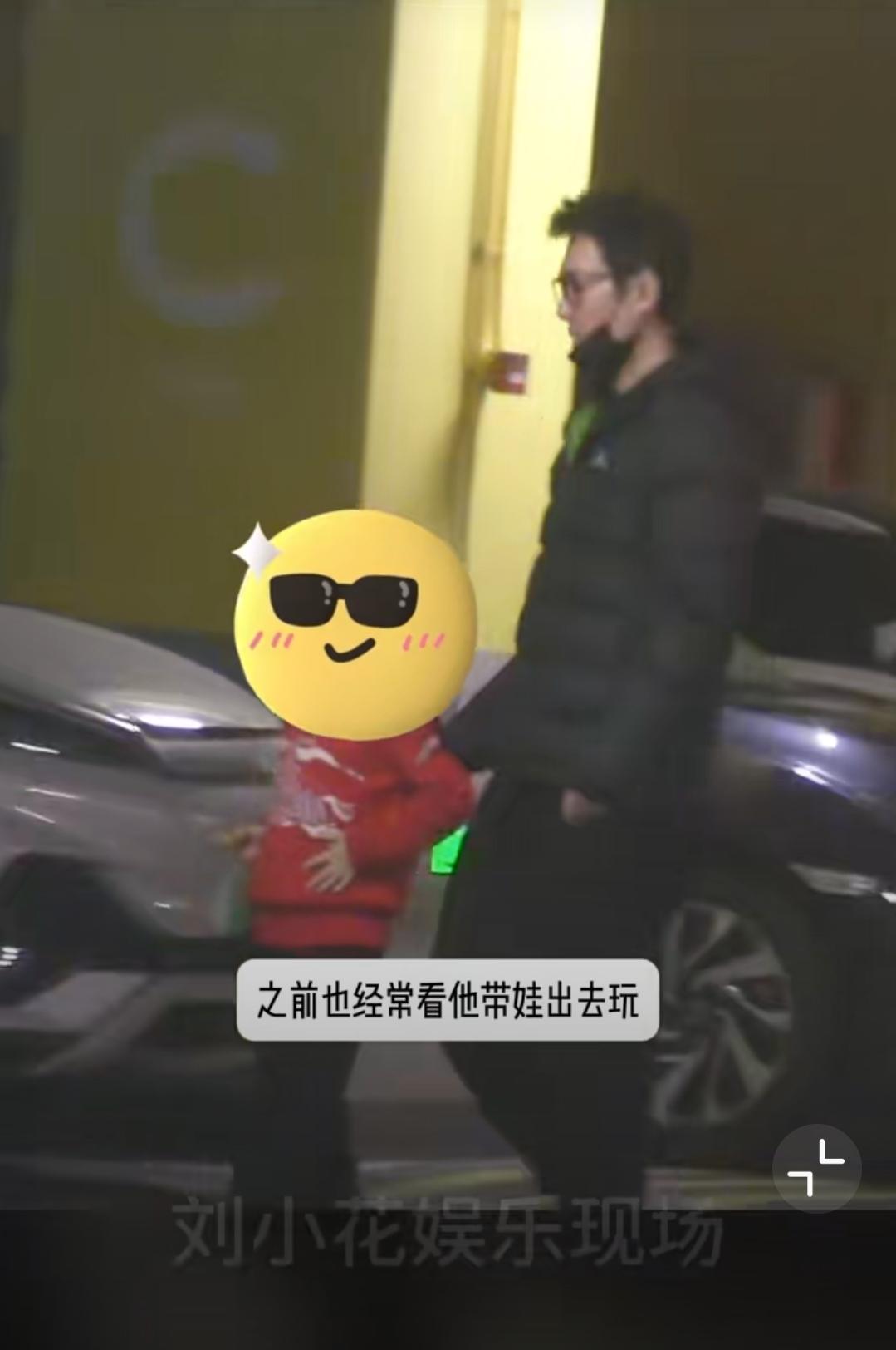刷到冯绍峰带儿子出门吃饭的视频，瞬间被戳中了！9月4号被自媒体拍到的画面里，他穿