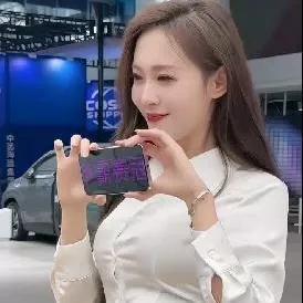 📸 时尚潮女在车展上记录美好瞬间车展热辣女神 车展模特儿 车展穿搭 车展随拍 