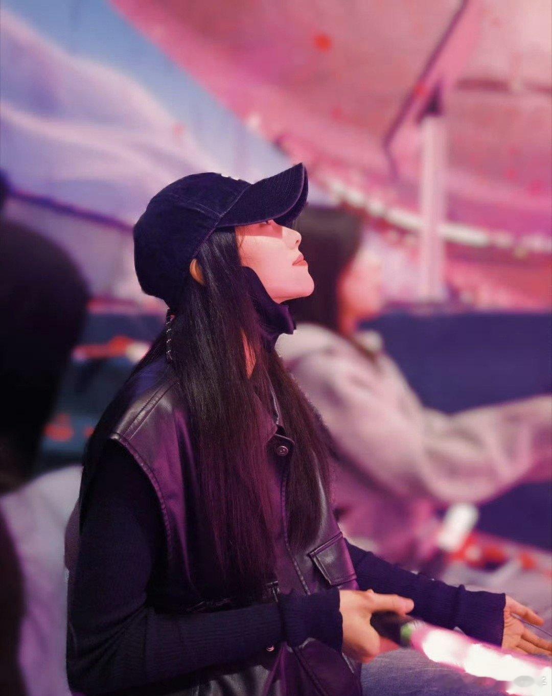 刘浩存去了张杰演唱会昨天有人拍到了 原来是她啊 大家都猜赵丽颖 