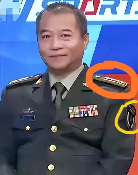 没看懂！百思不得其解，穿“红装”这位是什么“身份”呀？难道比王涛这件“将校”级军