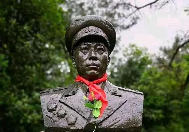 1955年授衔之际，四野13兵团政委莫文骅仅获中将军衔，这一结果，瞬间在军中激起