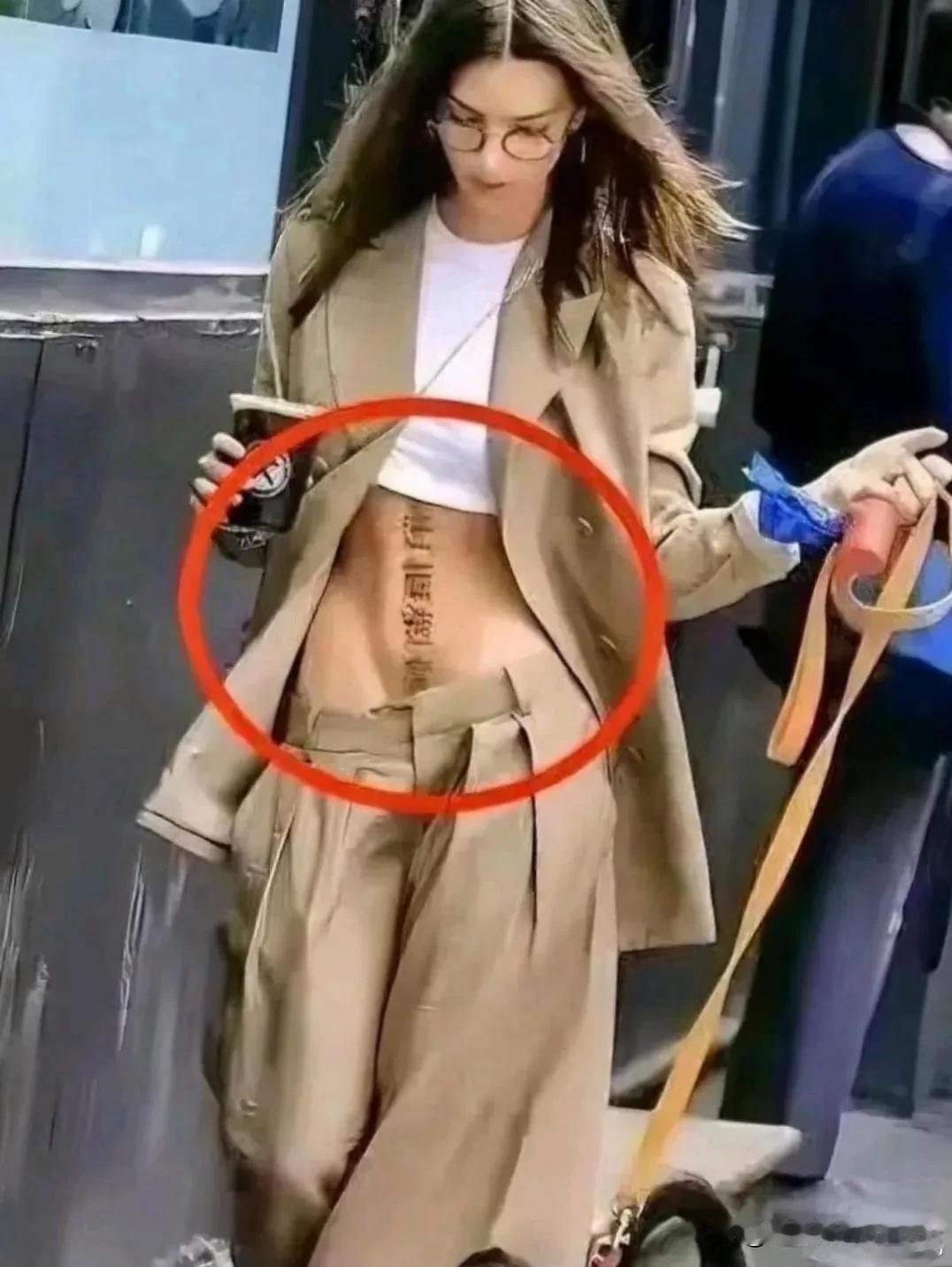这种掉裤子的风格真是欣赏不来，感觉随时都要掉下来一样。上面写的好像是“财源廣進，