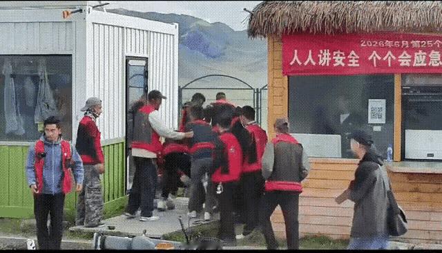 赛里木湖很美，打人可一点也不美….我以为赛里木湖是免费自然景观，原来也是被围起来