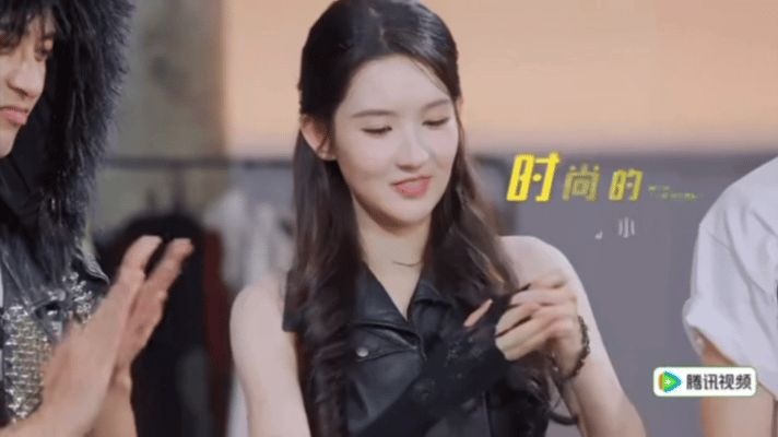 王玉雯的袜子手套被设计师认可王玉雯拿蕾丝袜子当手套 王玉雯拿蕾丝袜子当手套戴，还