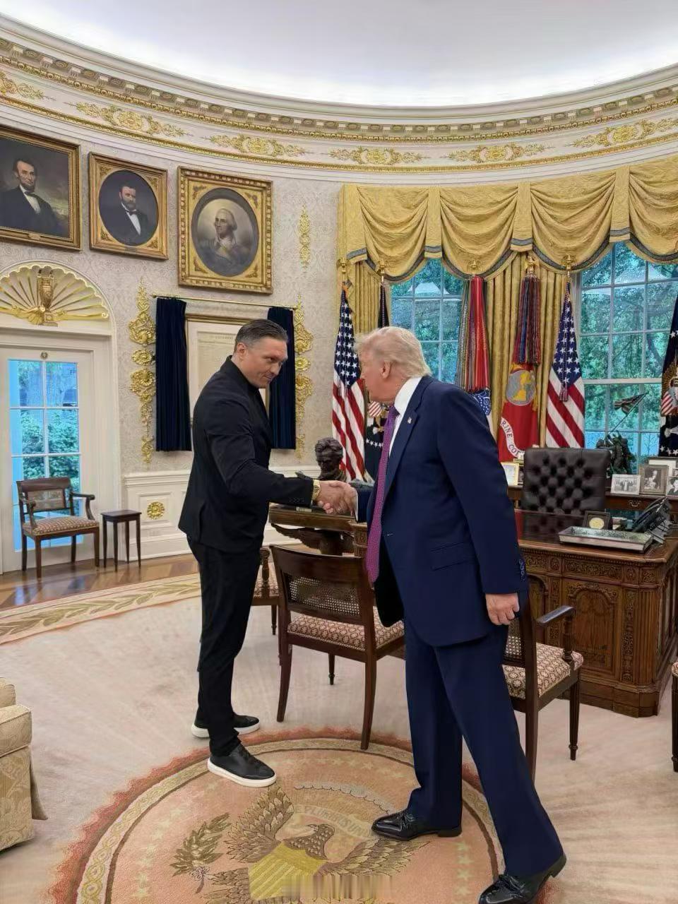 🥊🇺🇦🇺🇸乌克兰世界重量级拳击冠军奥列克桑德·乌西克在白宫会见特朗普。