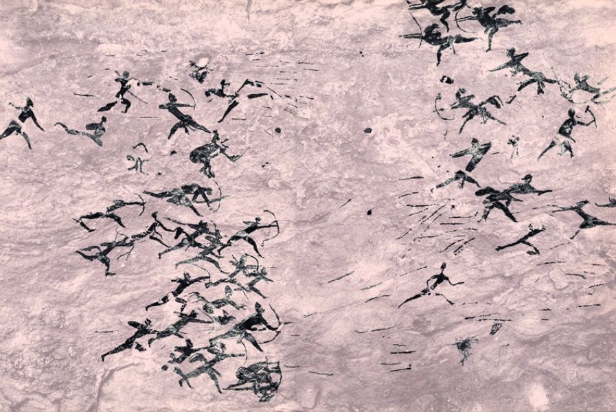 公元前5000-3500年，这幅描绘阿尔及利亚塞法尔战争场景的洞穴壁画是世界上最...