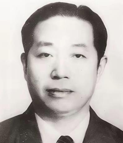[微风]1945年，日本投降后，日军少将决定将10万支步枪、数百万发子弹交给一个