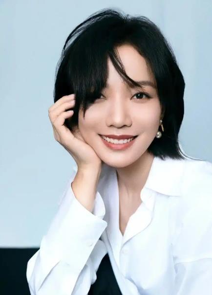 求婚王珞丹男子被曝曾骚扰迪丽热巴 2019年的王珞丹35岁，事业正处在上升期，在