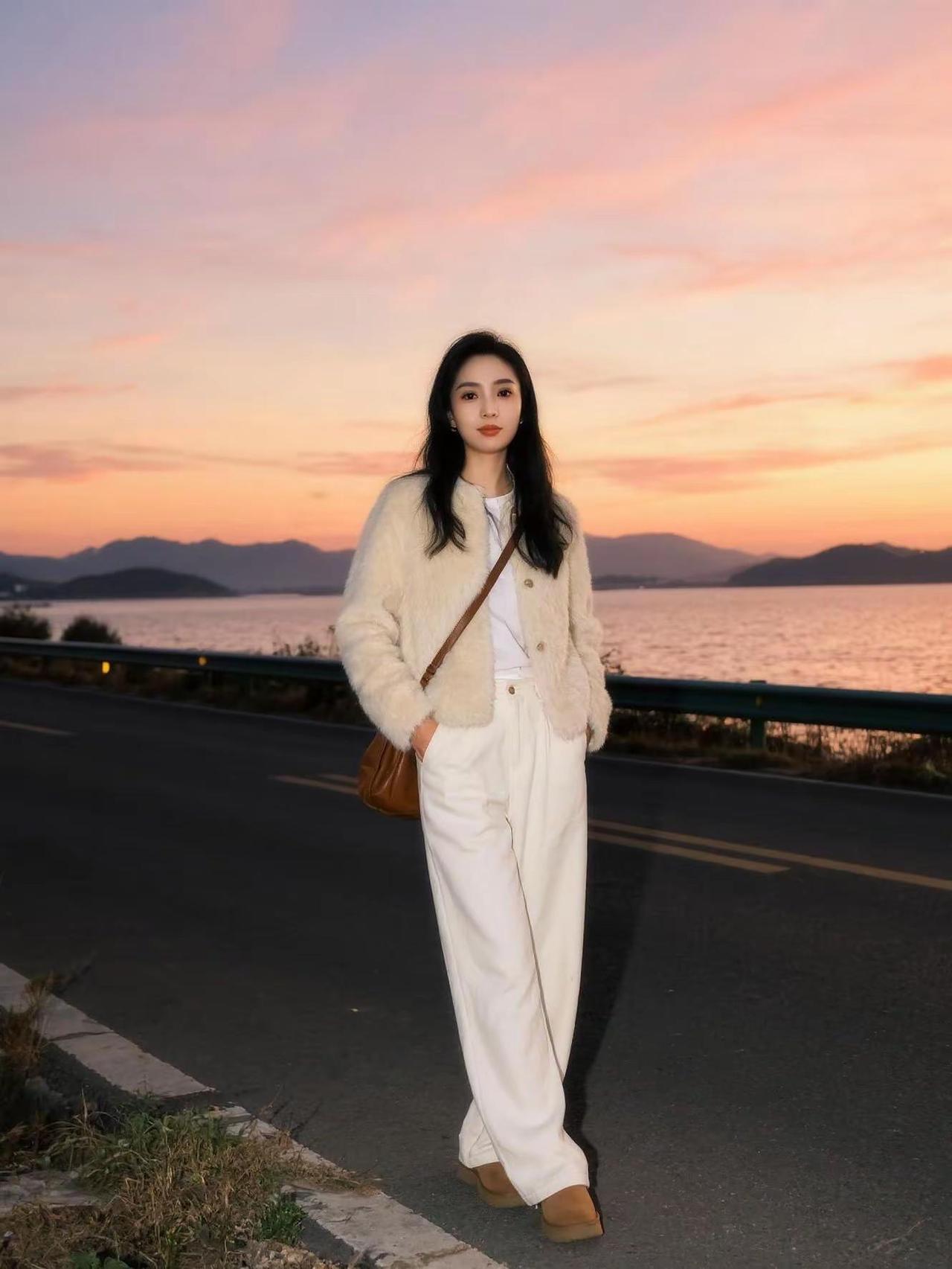 我爱上的男人就是在穷我也爱，不要问我为什么，千金难买我愿意，你穷我陪你东山再起，