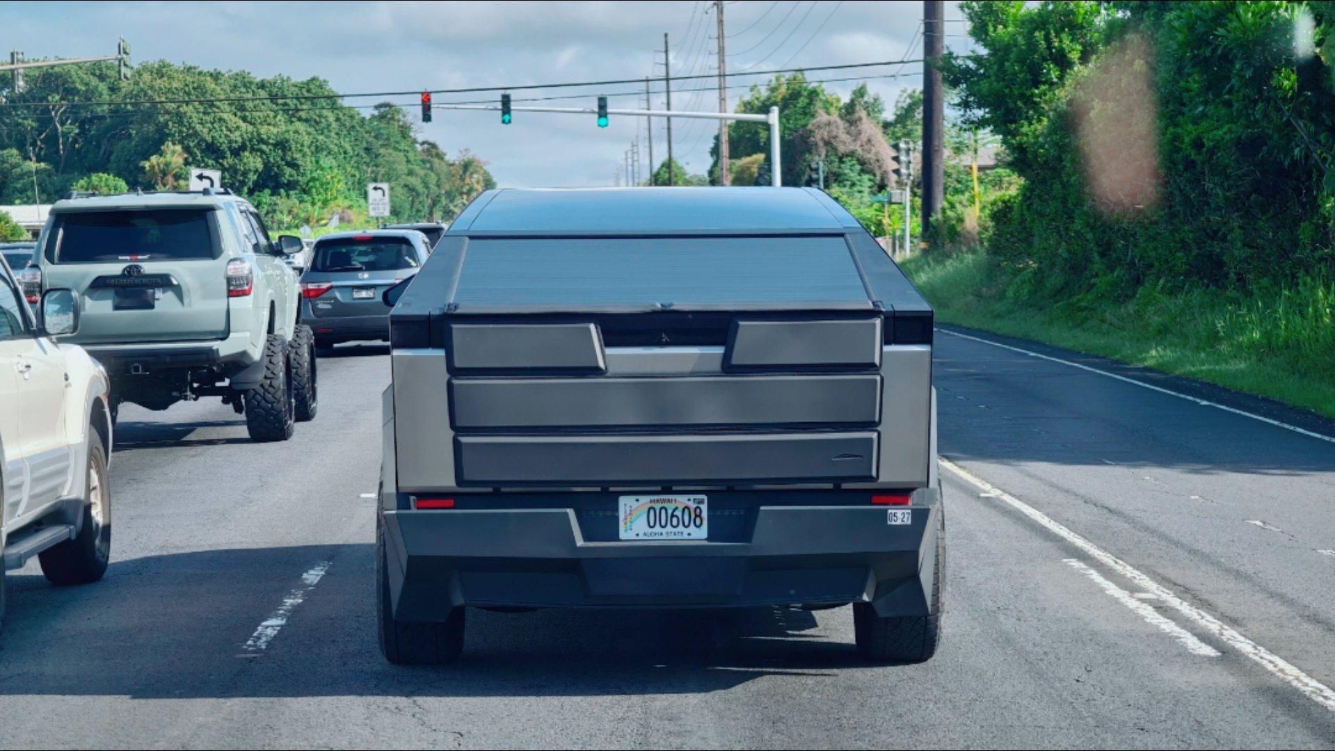 Cyber Truck（赛博越野旅行车）后面这是加了什么东西，跟穿个防弹衣似的，