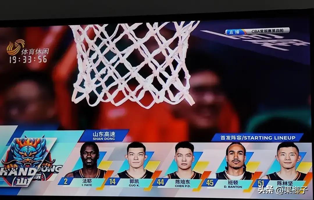 山东男篮球迷现在最想不通的一件事，大概就是班顿到底凭什么还能稳坐外援席位？
四