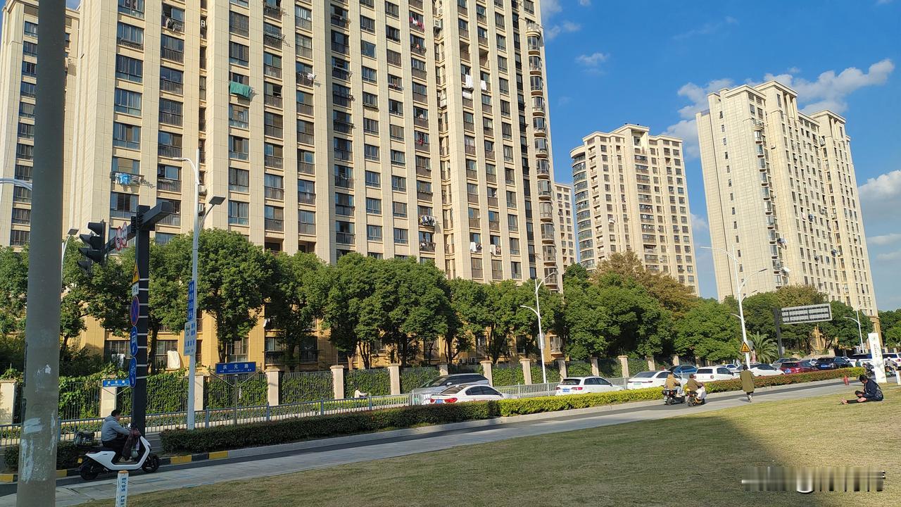 地铁上遇到老人抢座，你会让吗？不为别的，就为老人年龄比你大就应该让坐。原因很简单