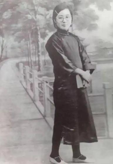 1963年，女作家聂华苓守在母亲病床前，老人气息奄奄，眼看就撑不住了。她攥着女儿