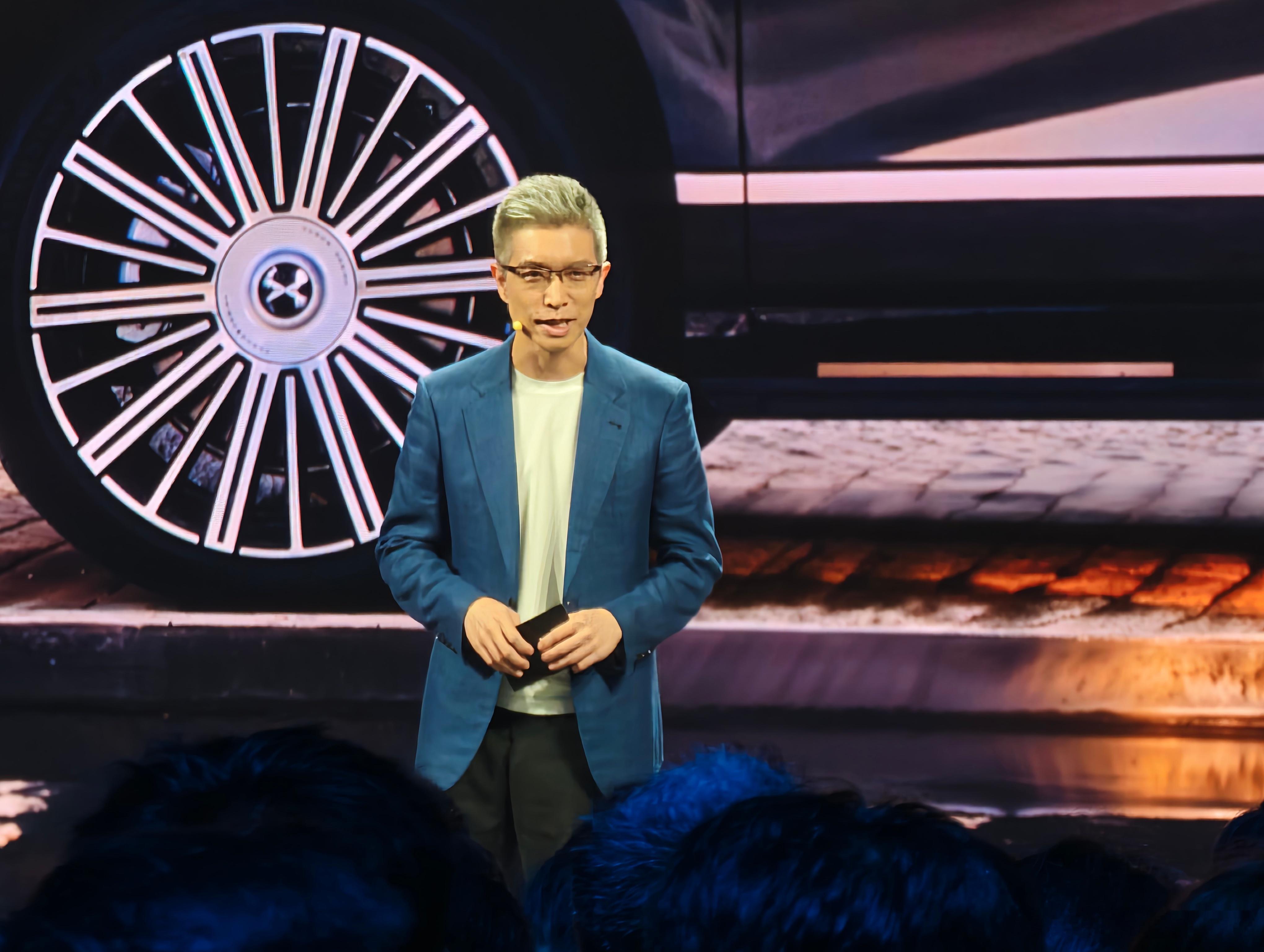 小鹏GX技术发布会开始了，竟然是总台主持人朱广权先上台。朱广权果然不愧段子手，出