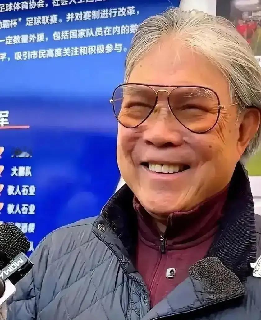 霍震霆回乡，十元奶茶惊掉下巴！78岁豪门大佬，竟在村口池塘和孙子孙女打水仗。
穿