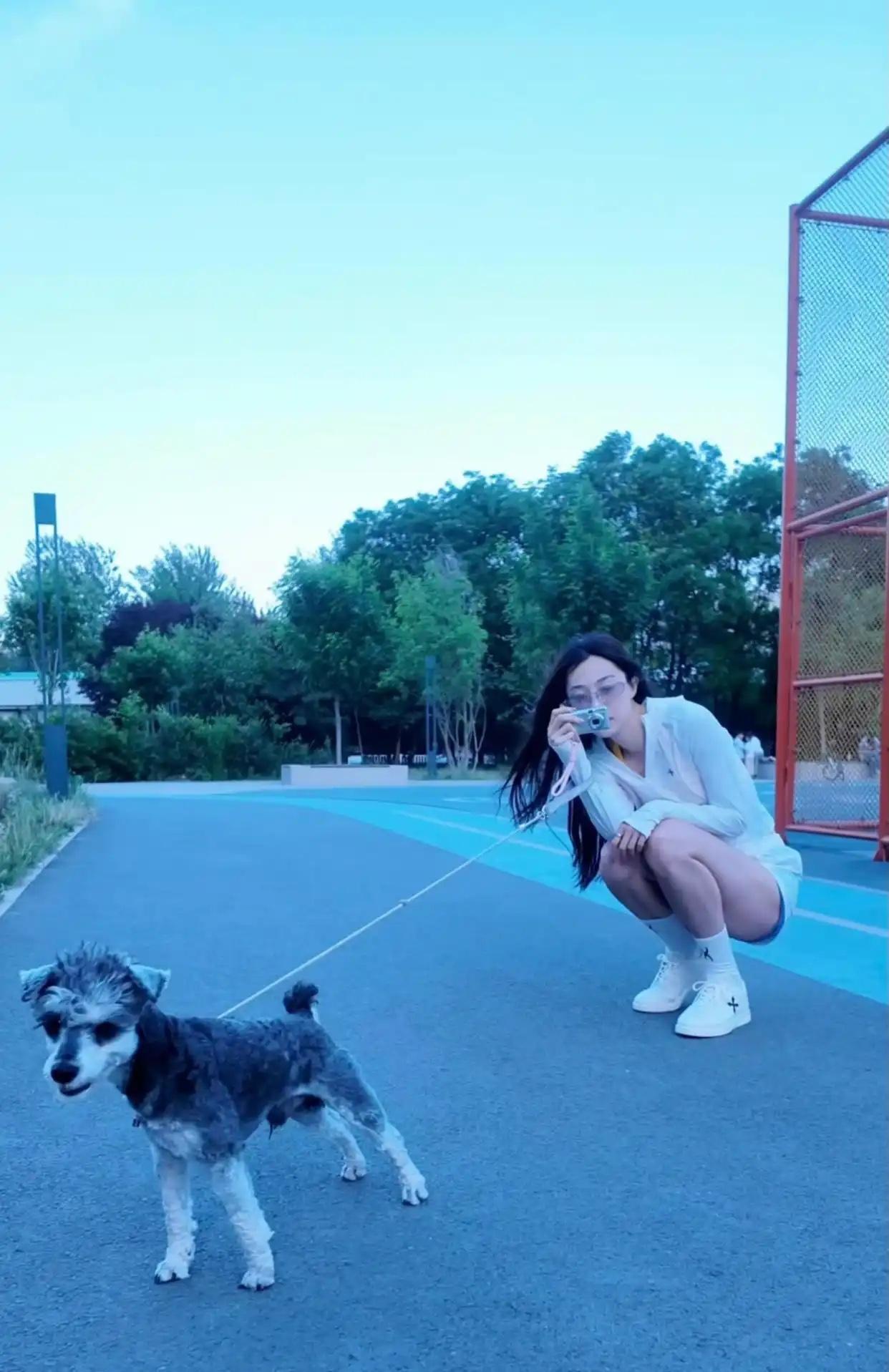 有些女人也不丑，
为啥都爱养个狗。
让人实在想不通，
这种情况到处有。