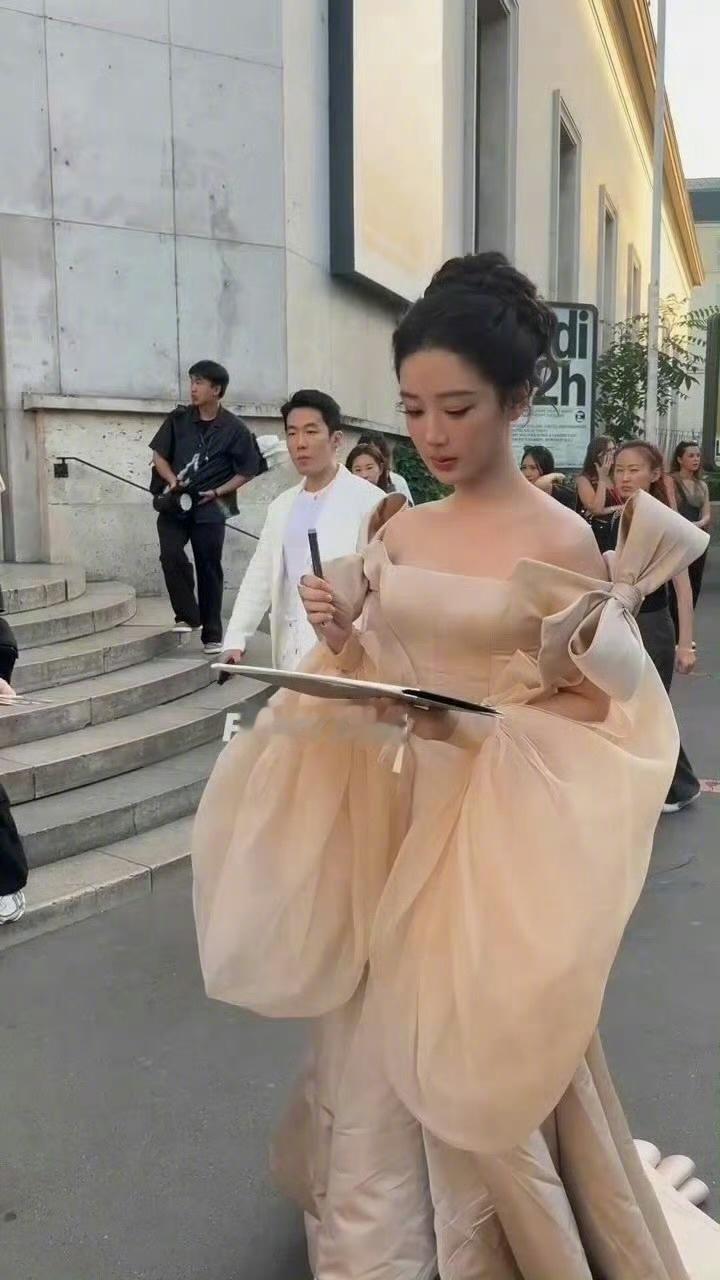 G社拍的杨紫你觉得专业摄影高清镜头下，杨紫这个美貌度和气质能打几分 