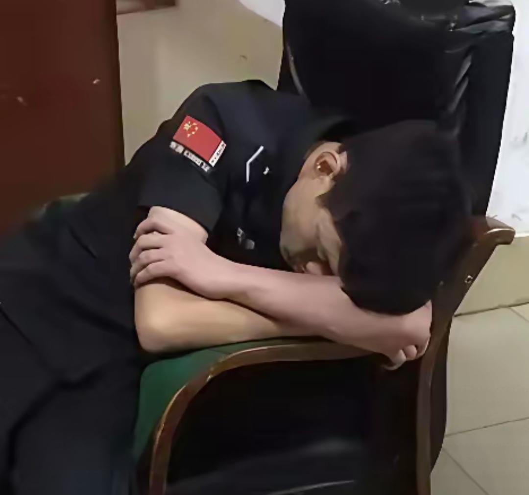 你们小区夜班保安有不睡岗的吗?我们小区的保安都不睡觉，保安的工作性质也不允许他们