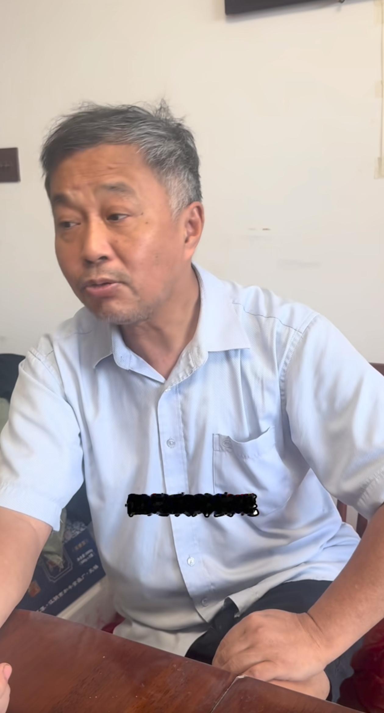 从沈巍的言谈里能看出，他觉得最亲近的人是外婆。他表示自己以前也会请客吃饭，其中印