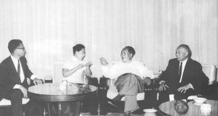 1965年，毛泽东会见李宗仁和夫人郭德洁，左一为李宗仁秘书程思远