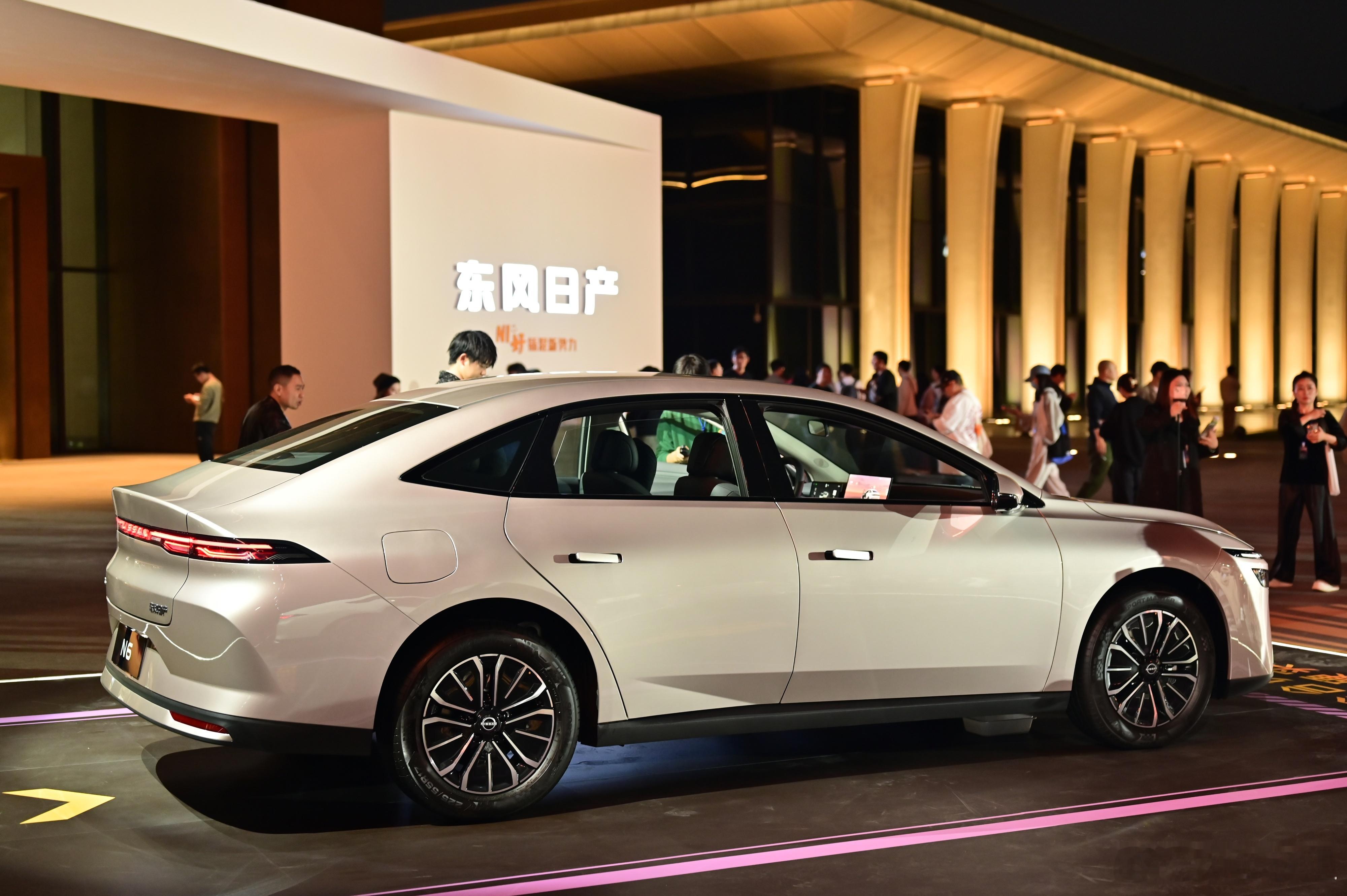 尽管说N6的发布会是一场最舒服的发布会，但是在外场拍照感觉还是挺累的，不得不说，