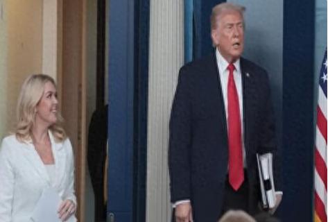 白宫发言人快被特朗普整崩溃了。
 
最近这段时间，特朗普在不少私下电话采访里，关