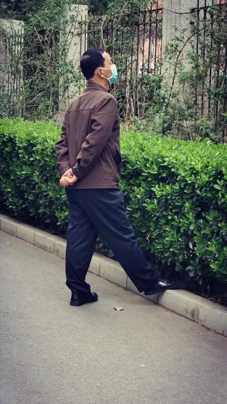 保持快乐心情其实有不少妙招。日常身体习惯很重要，保证7 - 9小时的睡眠，情绪能