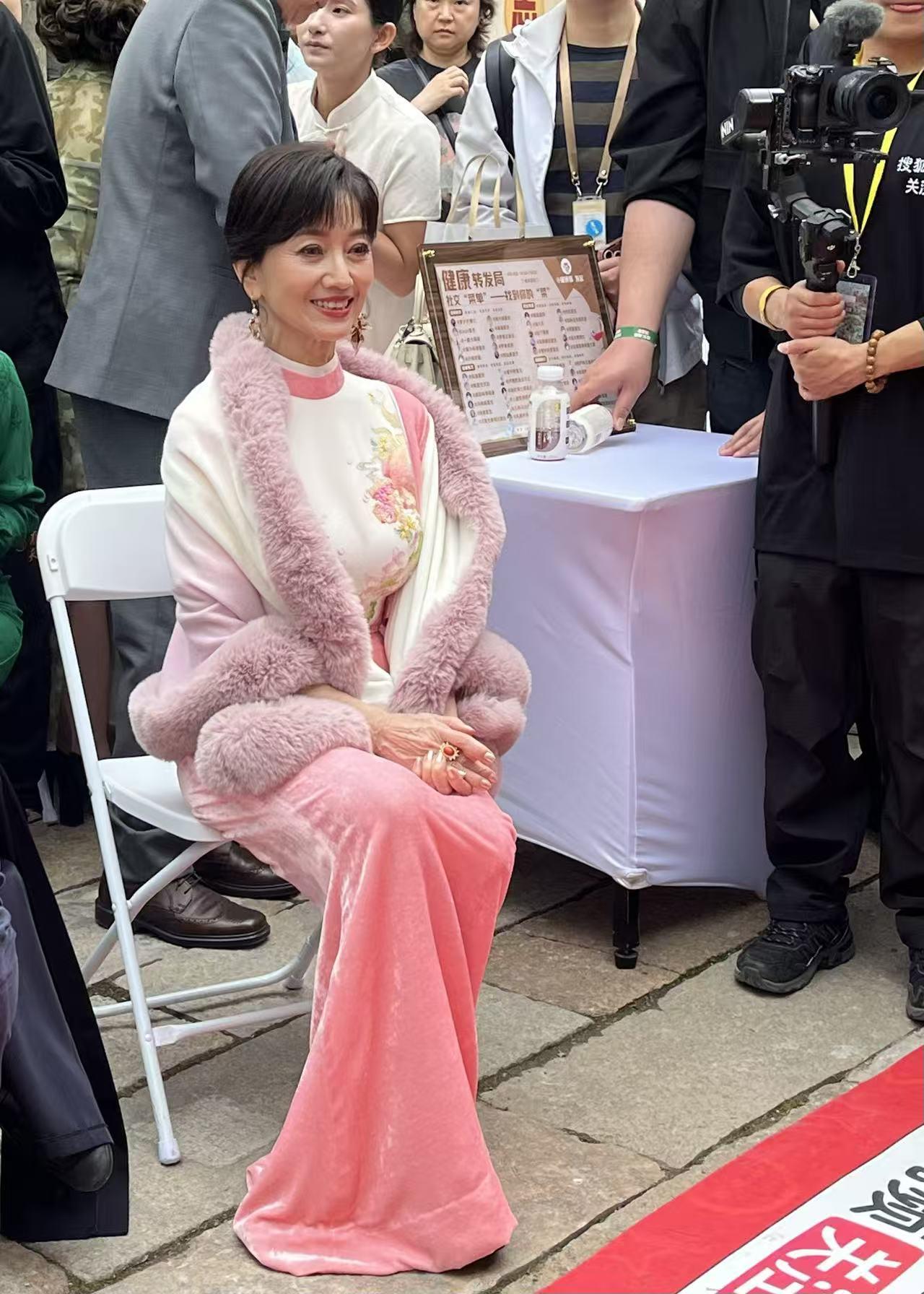 分享我这周有趣的事：海宁潮乐之城偶遇赵雅芝
前两天在海宁潮乐之城，居然偶遇了赵雅