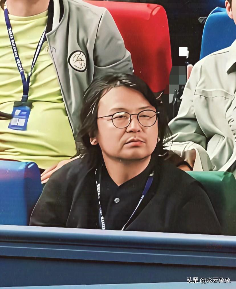 雷佳音最近这个状态，真是让人跌破眼镜。

蓄着长发，满脸颓唐地窝在看台上瞅网球。